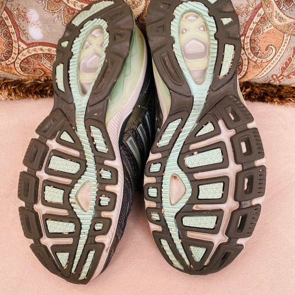Adidas women,s size 6,5 “Boost” sneakers. Art 378080 - Picture 4 of 4